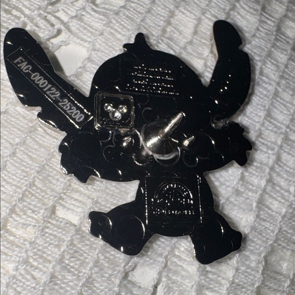 DISNEY PIN STITCH LANYARD STARTER SET 2024 STITCH ONLY Trading Enamel - Picture 2 of 3